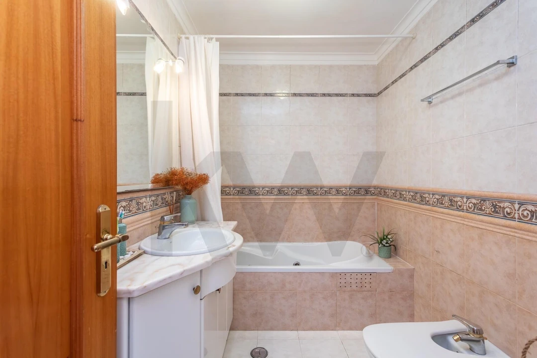 Apartamento T2 para Venda em Carcavelos e Parede Foto 16