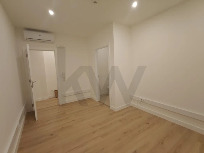 Loja para Arrendamento em Amora Foto 1