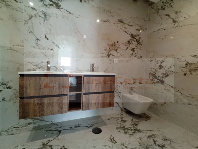 Moradia T4 para Venda em Corroios Foto 6