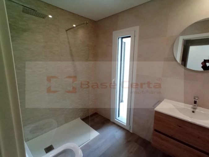 Moradia T4 para Venda em Corroios Foto 11