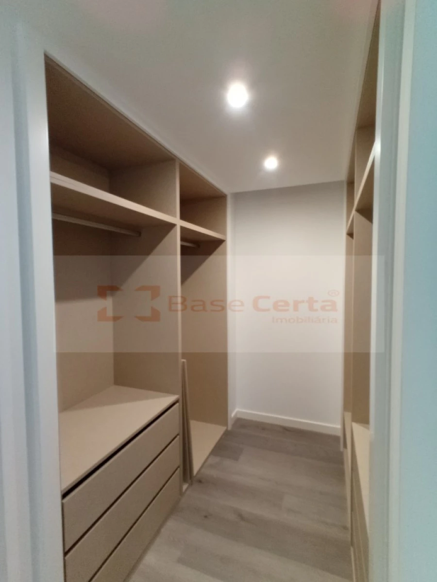 Moradia T4 para Venda em Corroios Foto 12