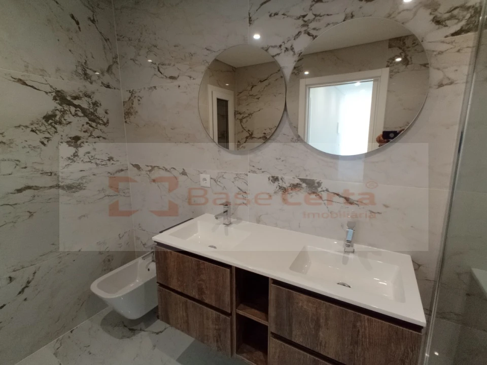 Quinta T4 para Venda em Corroios Foto 18