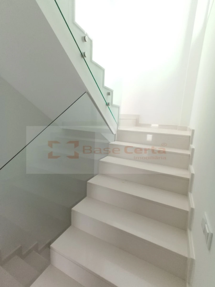 Quinta T4 para Venda em Corroios Foto 33