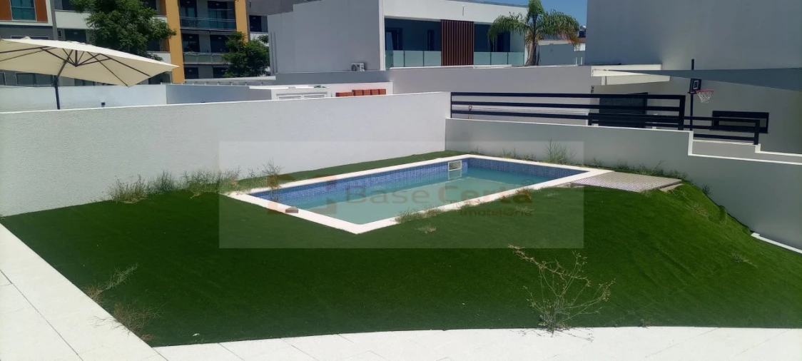 Quinta T4 para Venda em Corroios Foto 2