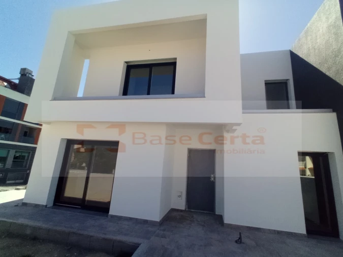 Moradia T4 para Venda em Corroios Foto 26