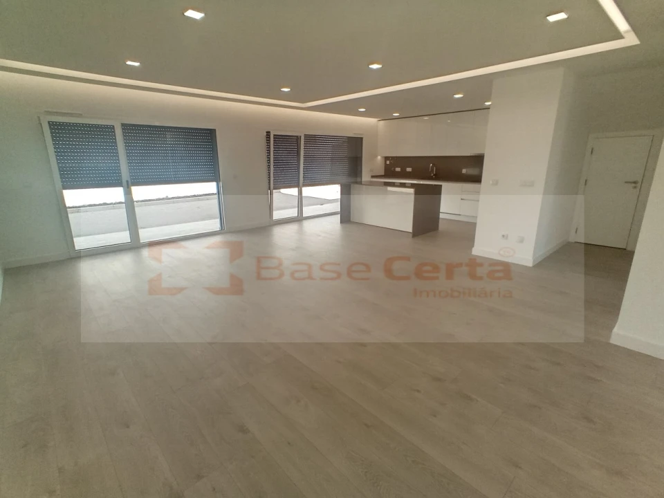 Moradia T4 para Venda em Pontinha e Famões Foto 1