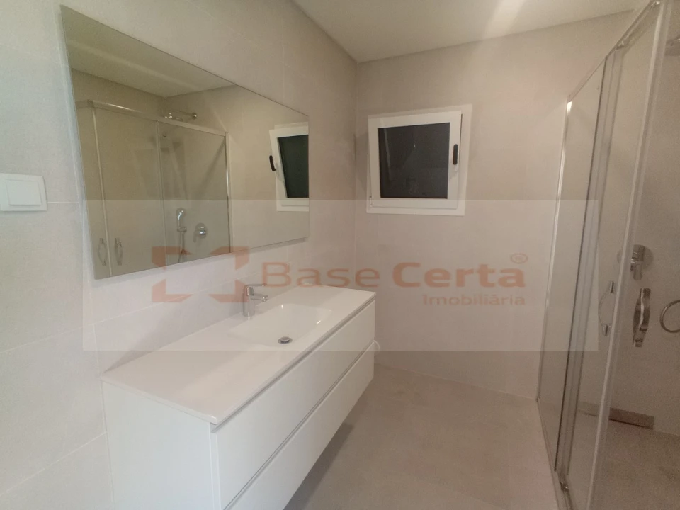 Moradia T4 para Venda em Pontinha e Famões Foto 13