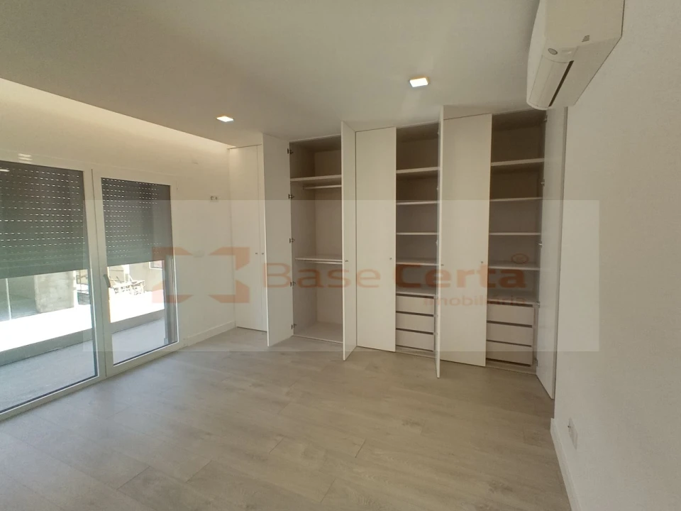 Moradia T4 para Venda em Pontinha e Famões Foto 17