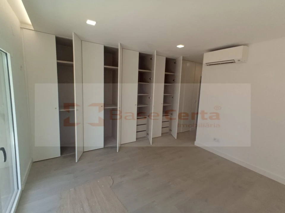 Moradia T4 para Venda em Pontinha e Famões Foto 18