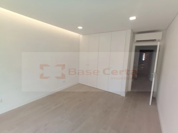 Moradia T4 para Venda em Pontinha e Famões Foto 15