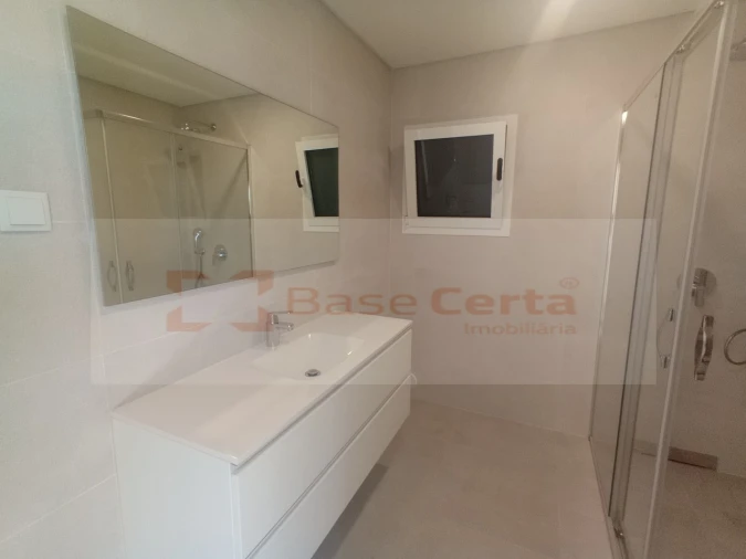 Moradia T4 para Venda em Pontinha e Famões Foto 13