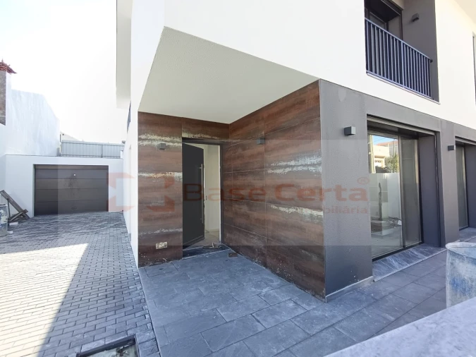 Moradia T5 para Venda em Santa Iria de Azoia, São João da Talha e Bobadela Foto 2