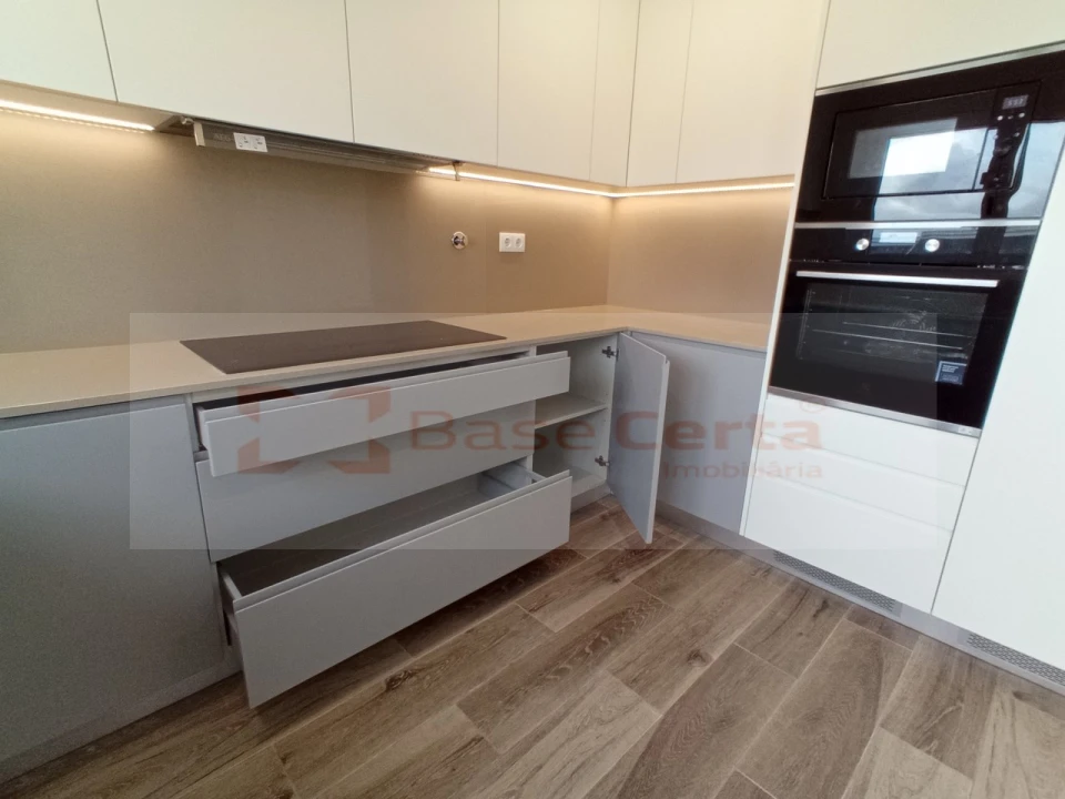 Moradia T5 para Venda em Pontinha e Famões Foto 3