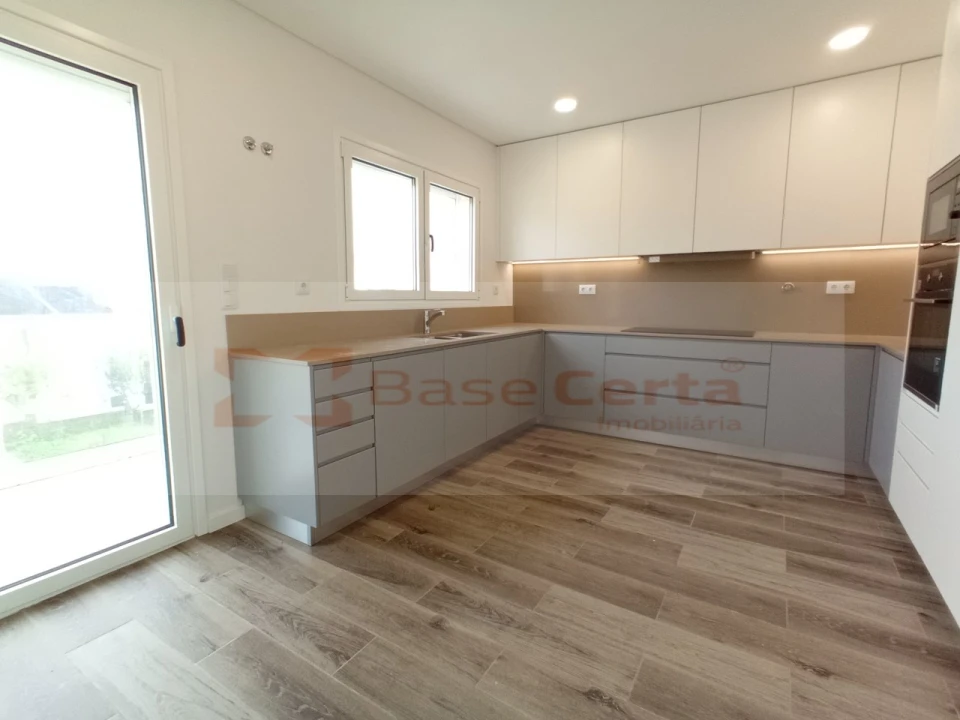 Moradia T5 para Venda em Pontinha e Famões Foto 4