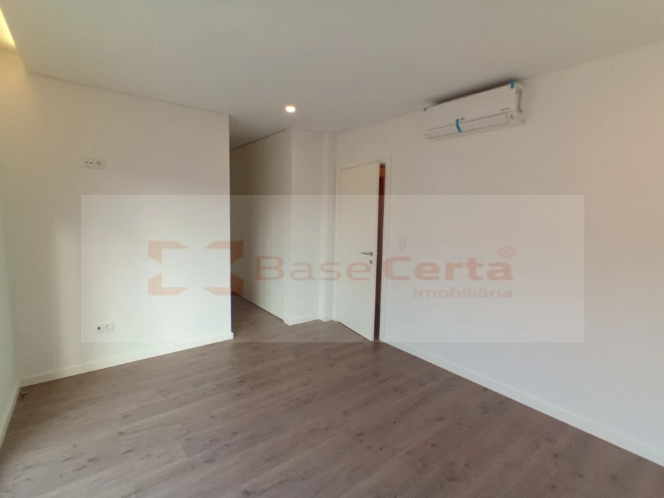 Moradia T5 para Venda em Pontinha e Famões Foto 12