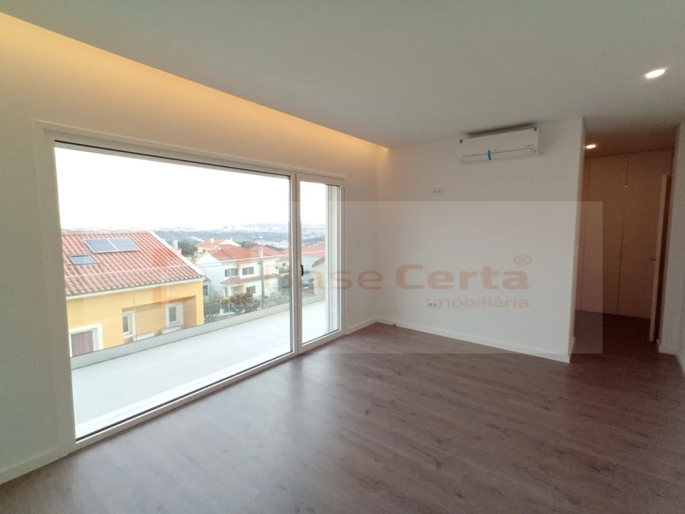 Moradia T5 para Venda em Pontinha e Famões Foto 15