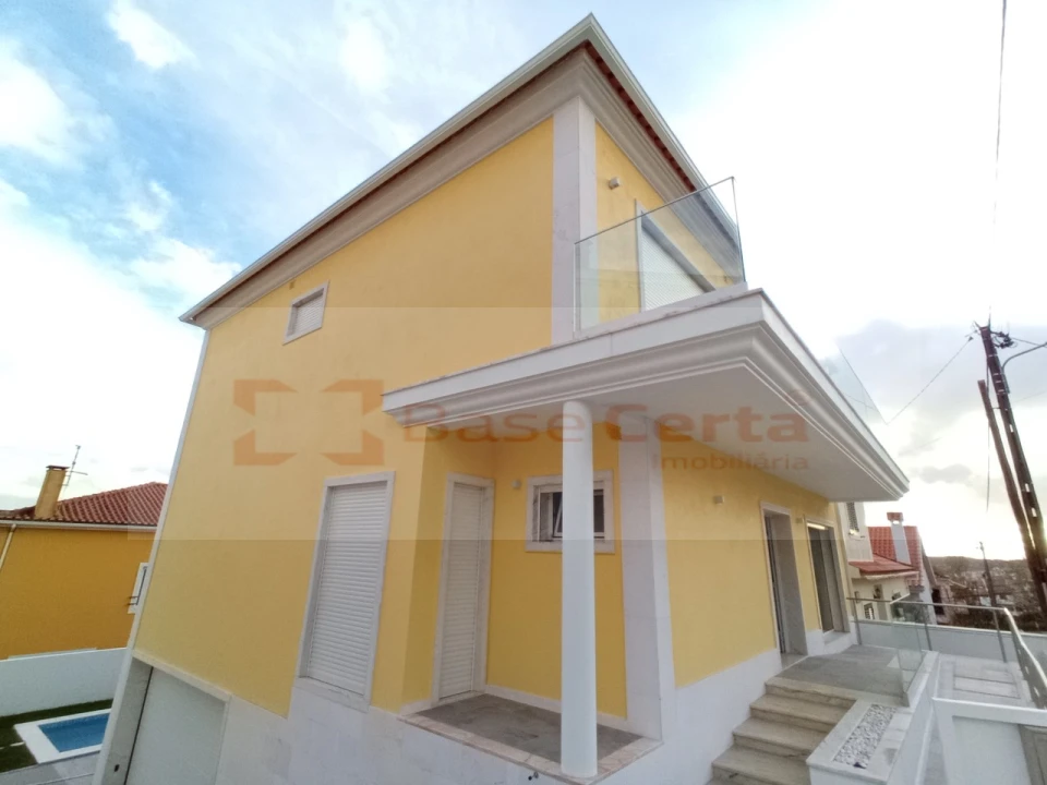 Moradia T5 para Venda em Pontinha e Famões Foto 16