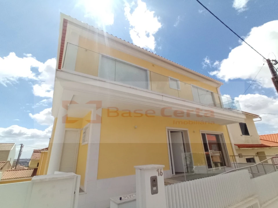 Moradia T5 para Venda em Pontinha e Famões Foto 1