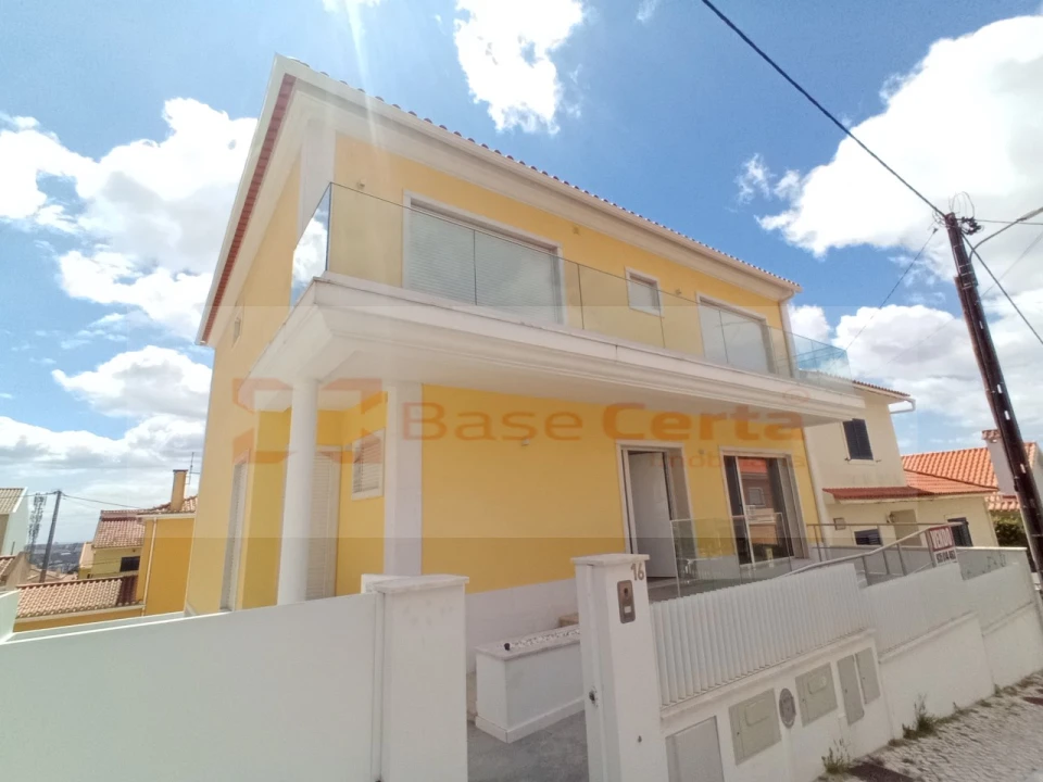 Moradia T5 para Venda em Pontinha e Famões Foto 26