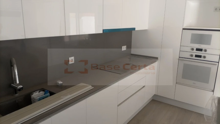 Moradia T4 para Venda em Pontinha e Famões Foto 4