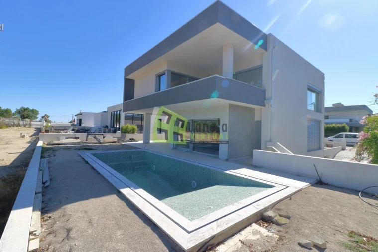 Moradia T3 para Venda em Charneca de Caparica e Sobreda