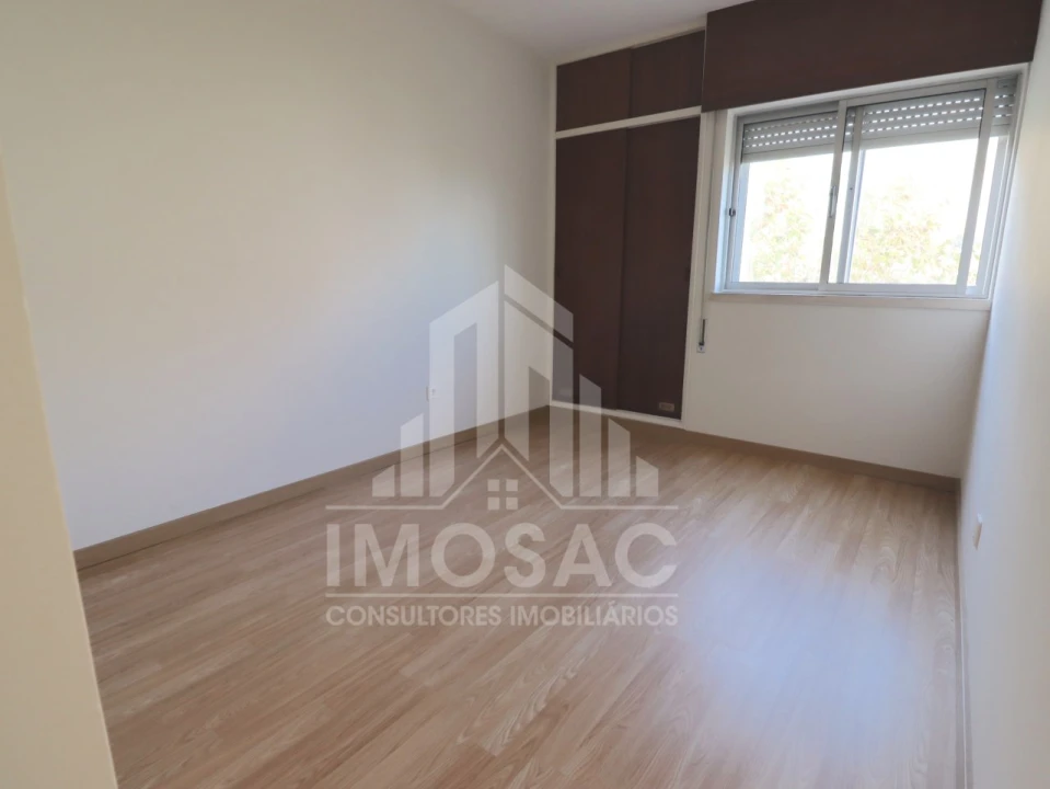 Apartamento T3 para Venda em Santo António dos Cavaleiros e Frielas Foto 4