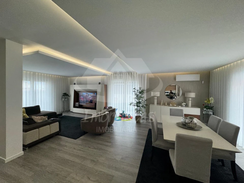 Moradia T5 para Venda em Santa Iria de Azoia, São João da Talha e Bobadela Foto 4