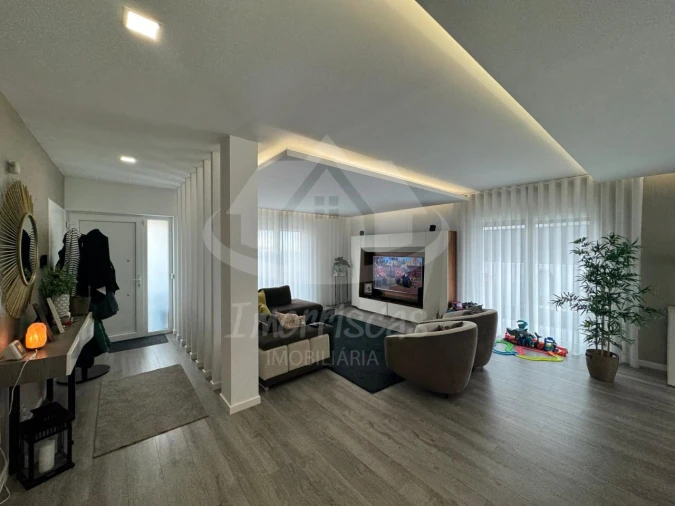 Moradia T5 para Venda em Santa Iria de Azoia, São João da Talha e Bobadela Foto 2