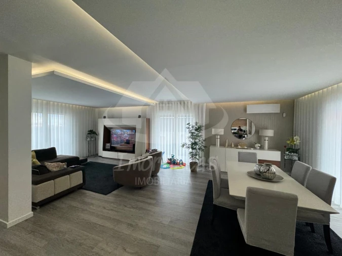 Moradia T5 para Venda em Santa Iria de Azoia, São João da Talha e Bobadela Foto 4