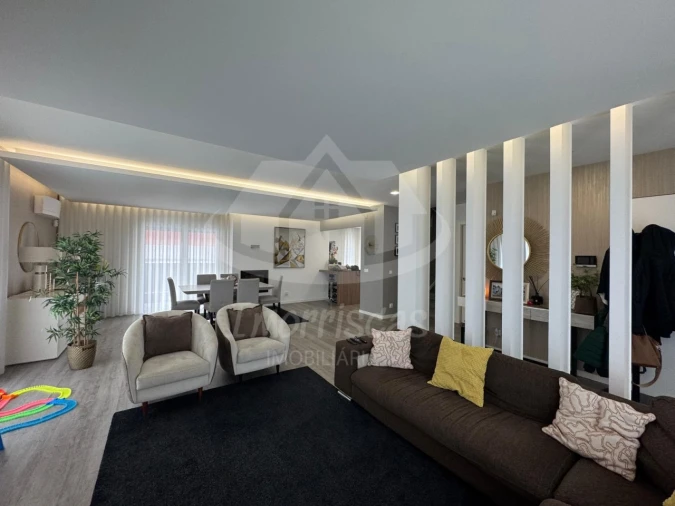 Moradia T5 para Venda em Santa Iria de Azoia, São João da Talha e Bobadela Foto 7