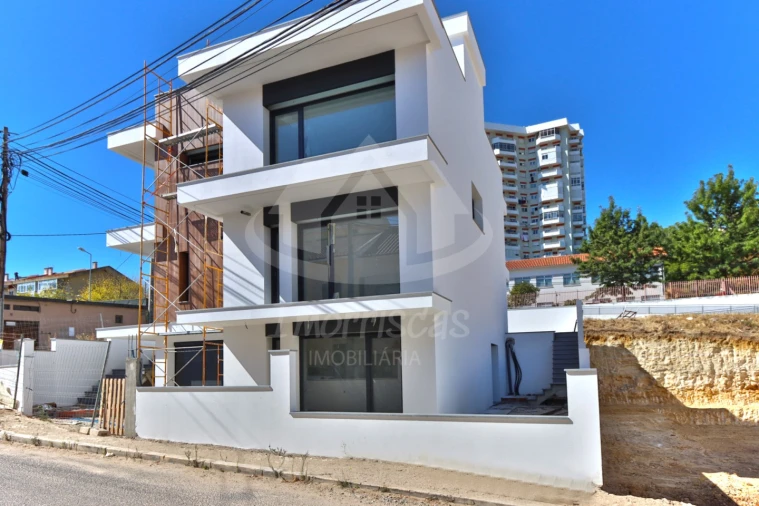 Moradia T4 para Venda em Santa Iria de Azoia, São João da Talha e Bobadela Foto 9