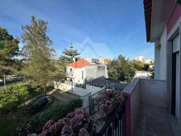Moradia T6 para Venda em Olivais
