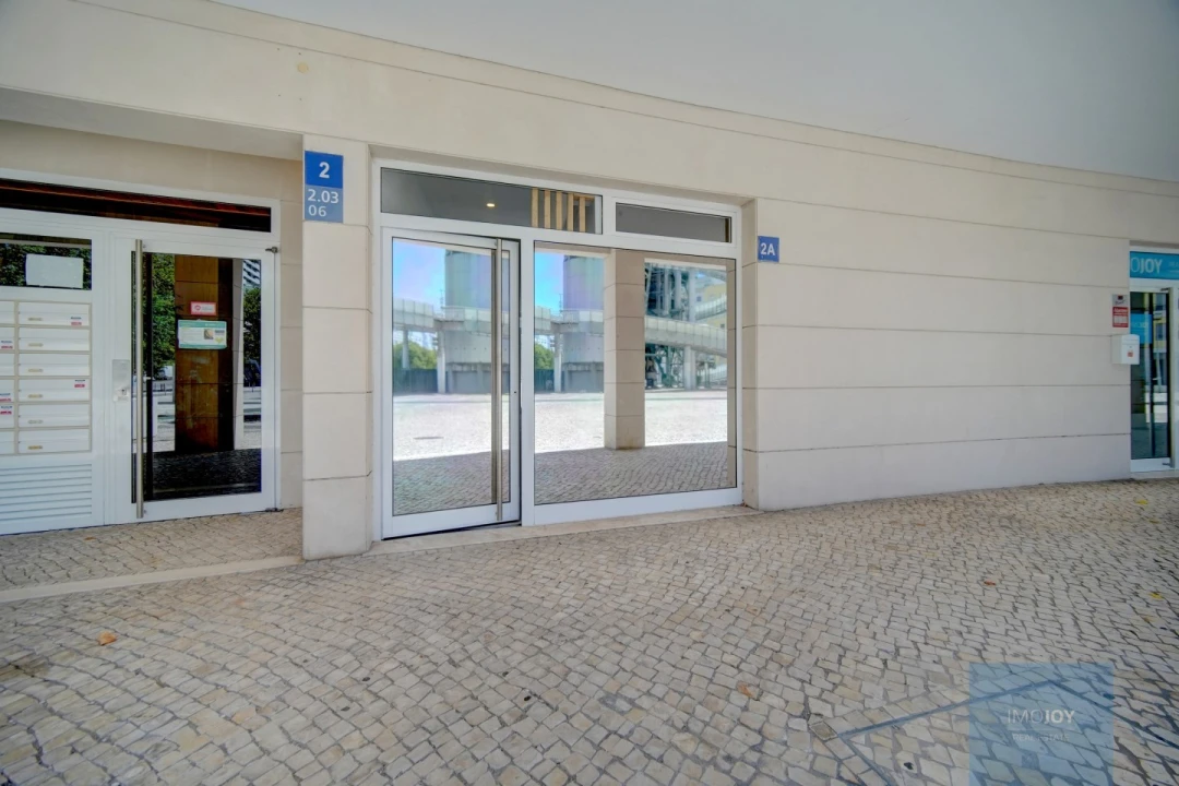 Loja para Venda em Parque das Nações Foto 23