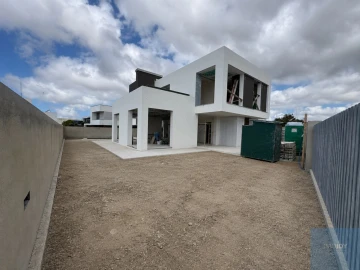 Moradia T4 para Venda em São Domingos de Rana