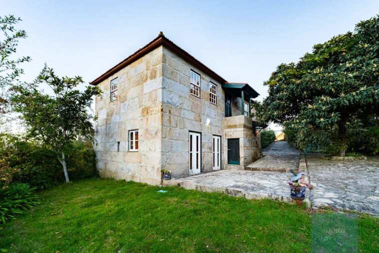 Quinta T3 para Venda em Oliveira do Douro Foto 1