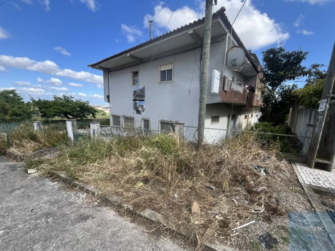 Moradia T3 para Venda em Pontinha e Famões