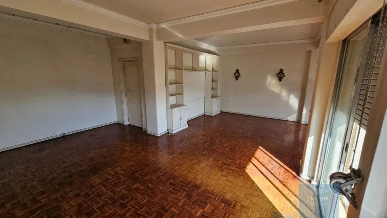 Apartamento T6 para Venda em Alvalade Foto 6