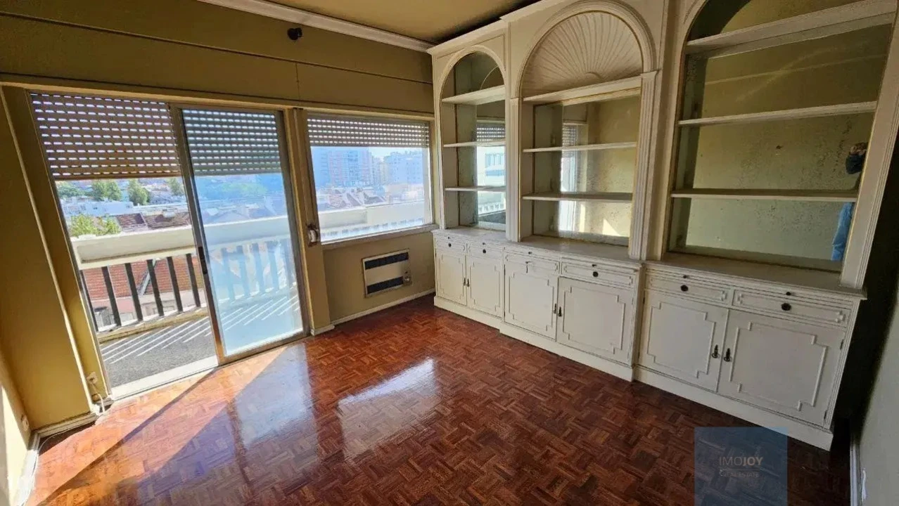Apartamento T6 para Venda em Alvalade Foto 7
