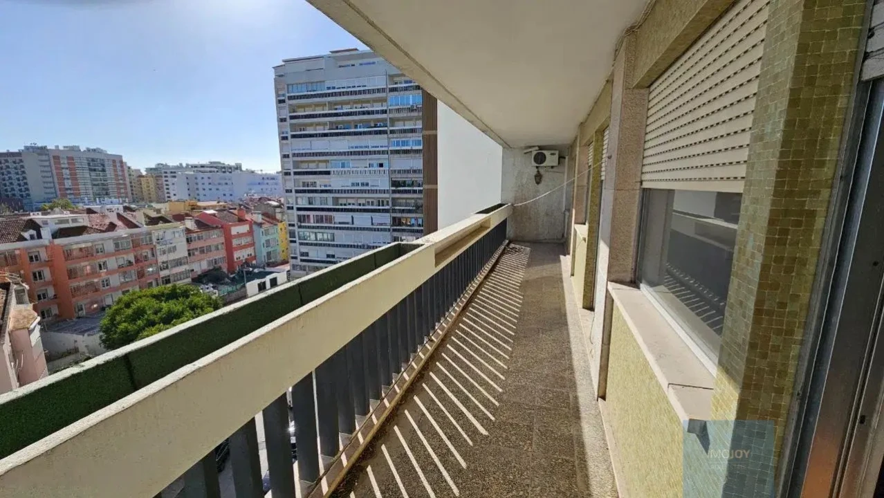 Apartamento T6 para Venda em Alvalade Foto 3