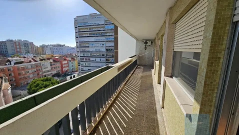 Apartamento T6 para Venda em Alvalade