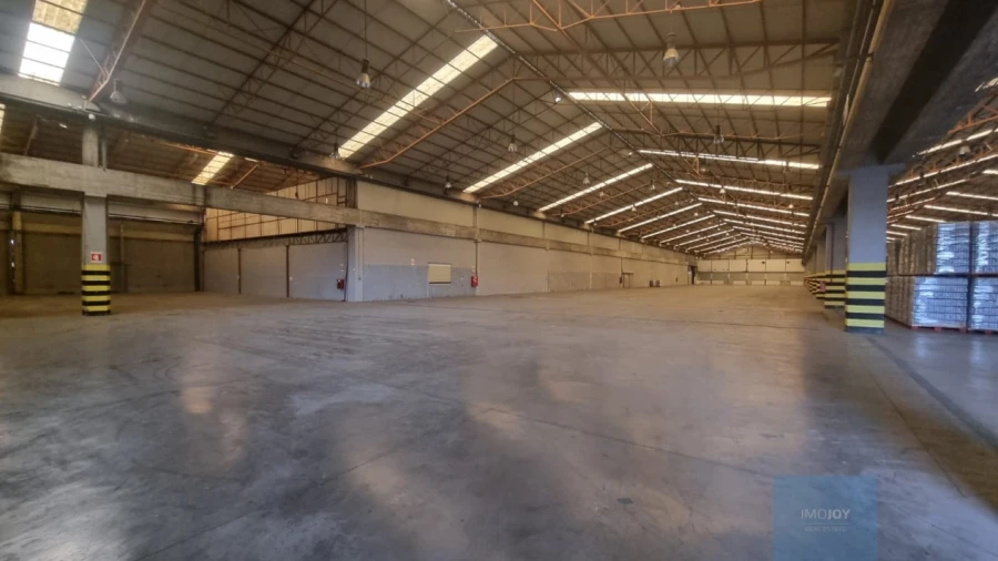 Armazém para Arrendamento em Sado