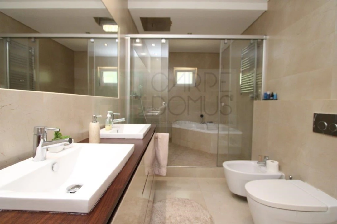 Moradia T4 para Venda em Quelfes Foto 18