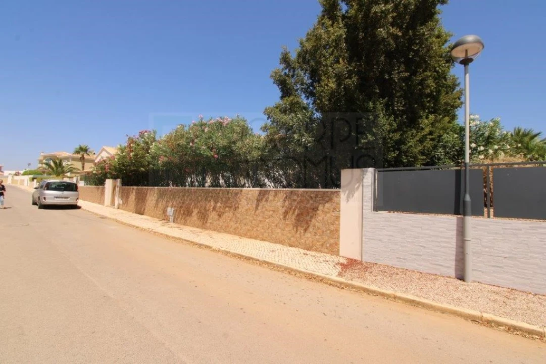 Moradia T4 para Venda em Quelfes Foto 42