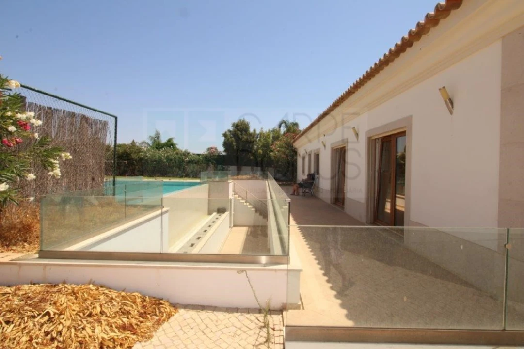 Moradia T4 para Venda em Quelfes Foto 46