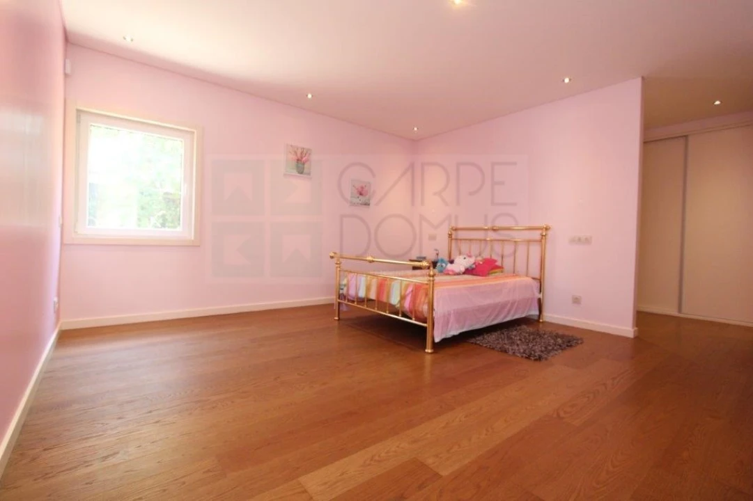 Moradia T4 para Venda em Quelfes Foto 26