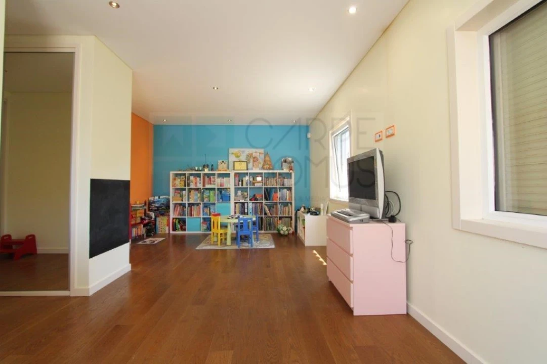 Moradia T4 para Venda em Quelfes Foto 22