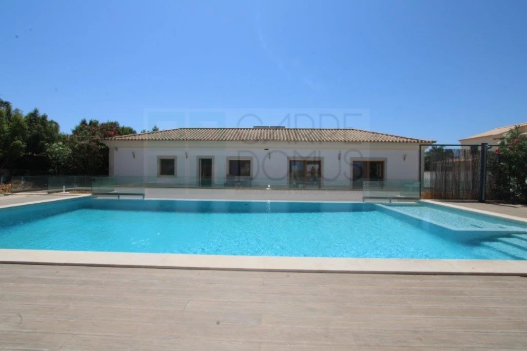 Moradia T4 para Venda em Quelfes Foto 47