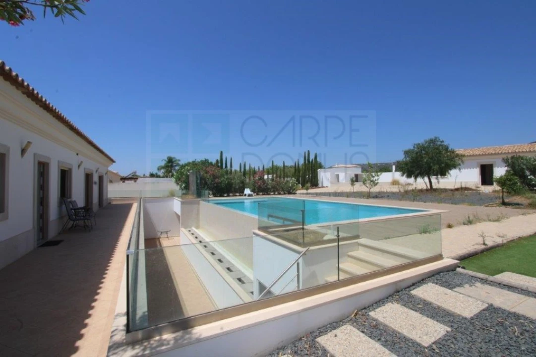 Moradia T4 para Venda em Quelfes Foto 4