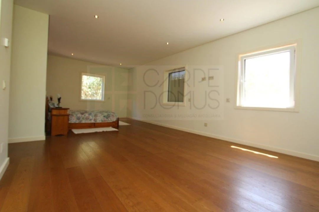 Moradia T4 para Venda em Quelfes Foto 29