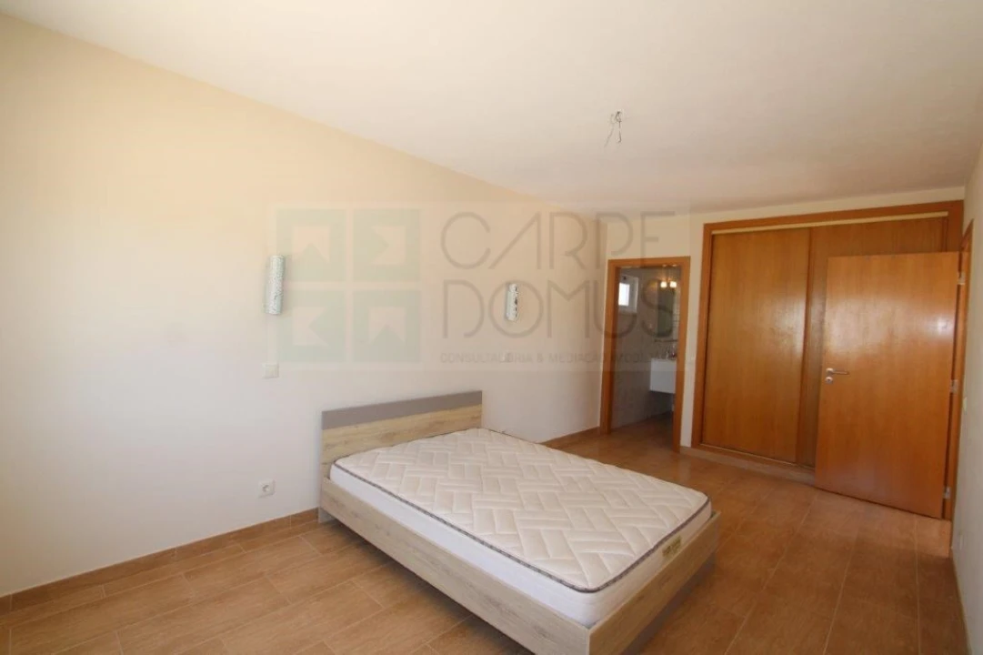 Moradia T4 para Venda em Quelfes Foto 39